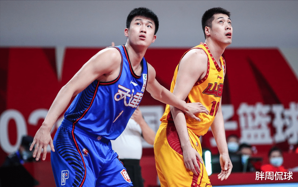  岭南雄鲨队小胜塞北山猫队，高尔夫大奖赛上演裁判判罚引热议！防守强度拉满