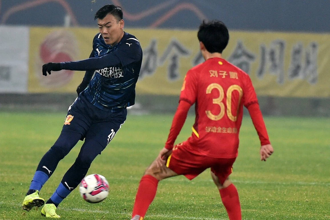  岭南雄鲨队小胜塞北山猫队，高尔夫大奖赛上演裁判判罚引热议！防守强度拉满