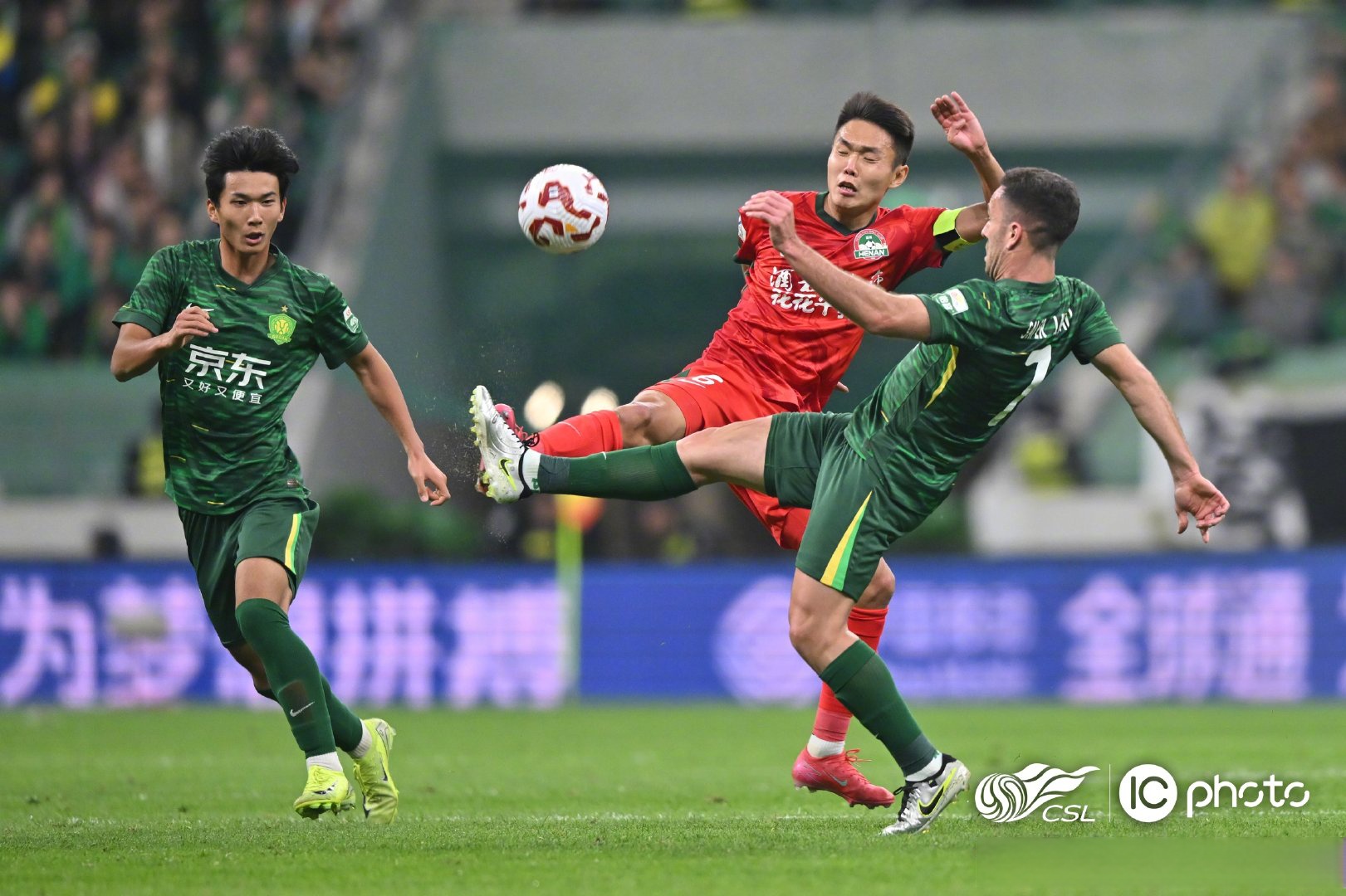 极速电竞-关于北京国安训练开放日；赛前临场应变引欢呼；中超在即；赛程密集仍需轮换的信息